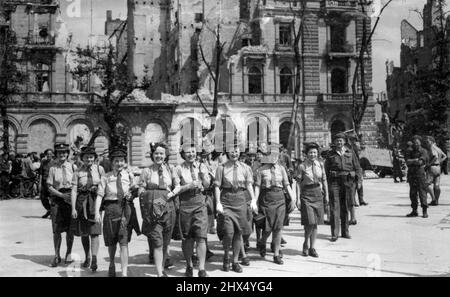 ATS in Berlin - Eine Gruppe britischer ATS-Mädchen, die auf der Big Three Conference Sight Seeing in Berlin tätig sind. Hinter ihnen ist eines der vielen verwüsteten Gebäude in der deutschen Hauptstadt zu sehen. Eine Reihe von ATS-Mädchen nahmen sich ein paar Stunden von ihren Pflichten auf der Potsdamer Big Three Konferenz frei, um die Sehenswürdigkeiten Berlins zu sehen. 6. August 1945. Stockfoto