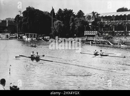 Olympische Spiele : Rudern in Henley - das Ende der Hitze 2 Paare Rennen. Die Schweiz gewinnt, aus Australien (links im Vordergrund) und Dänemark (rechts). 05. August 1948. (Foto: Sport & General Press Agency, Limited). Stockfoto