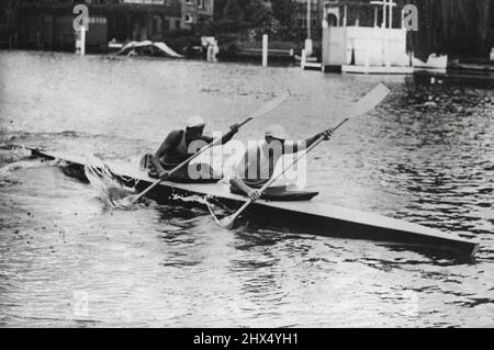 Olympische Spiele: Schweden gewinnt die 10.000 Meter Kayak Pairs in Henley. G. Kerlund und H. Wetterstroem, Schweden, waren die Gewinner des 10.000 Meter Kajak-Paarevents bei der Henley Olympic Regatta, dem schwedischen Paar, das gewonnen hat. 11. August 1948. (Foto: Sport & General Press Agency, Limited). Stockfoto