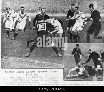 English Rugby League „Hooker“-Punkte erster Versuch -- L. L. White, „Hooker“ des englischen Teams, zwingt sein Gebiet am Samstag beim ersten Versuch der Tour auf dem Sydney Cricket Ground über die Metropolitan-Linie. Das Zuhause im Vollrücken. F. McMillan versucht regenhaft, ihn zu stoppen... Inset, White tatsächlich Platzierung der Ball für den Versuch, mit McMillan Seite sein. Andere auf dem Bild, von links nach rechts, sind ***** . 01. Juni 1932. Stockfoto