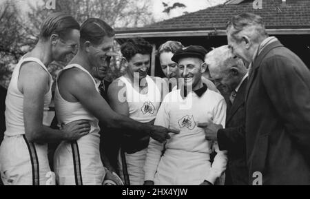 Neues Singlet für Ruderer -- Coach Ray Todd bewundert die offiziellen Singlets, die cox Tom Darcey und andere Mitglieder der Olympischen Crew vor einem Trainingsstreit auf der Yarra tragen. Die Singlets wurden gestern ausgegeben. 05. Juli 1948. Stockfoto