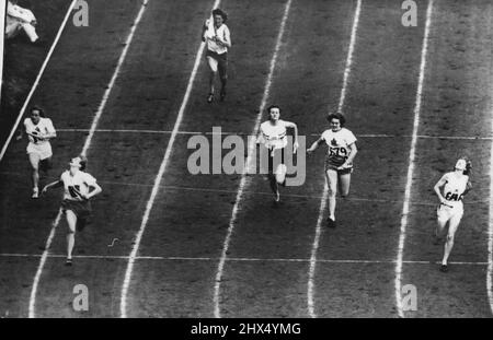 Olympische Spiele : das Finale der 400 Meter langen Frauen-Staffel, die von Holland (Team K) aus Australien (Team A) und Kanada (Team D), Großbritannien (Team J), Dänemark (Team F) und Österreich (Team B), ***** gewonnen wurde Wembley heute. 07. August 1948. (Foto von Olympic Photo Association). Stockfoto