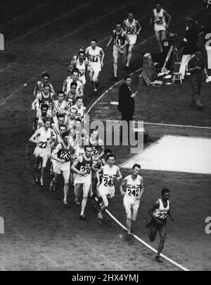 Olympische Spiele : Teilnehmer in der 10.000 Meter Rundung des Wembley Stadions heute Nachmittag (Freitag). Gewonnen hat die Veranstaltung E. Zatopek (Tschechisch). Bild nach 880 Metern aufgenommen. 30. Juli 1948. (Foto von Reuterphoto). Stockfoto