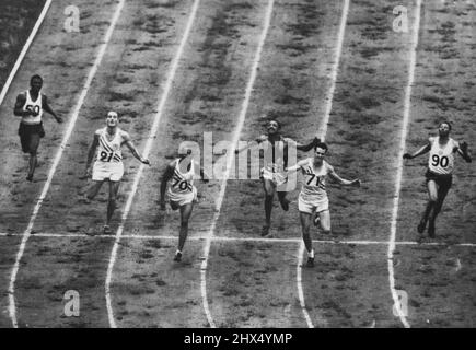 Olympische Spiele : Finale der 200 Meter langen Herrenveranstaltung - das Ziel ***** Des Finales der 200-Meter-Veranstaltung, heute (Dienstag) im Wembley-Stadion. Von links nach rechts. L. lang (Nr. 50 Jamaika), C. Bourland (Nr. 91 USA), H.N. Ewell (No 70 U.S.A.), der Zweiter wurde, Lloyd Labeach (No 57 Panama), der auf dem dritten Platz war, M. E. Patton (No 71 U.S.A.), der an erster Stelle stand, und H. H. McKenley (No 90 Jamaica). Pattons Zeit betrug 21,1 Sekunden. 03. August 1948. (Foto von Reuterphoto). Stockfoto