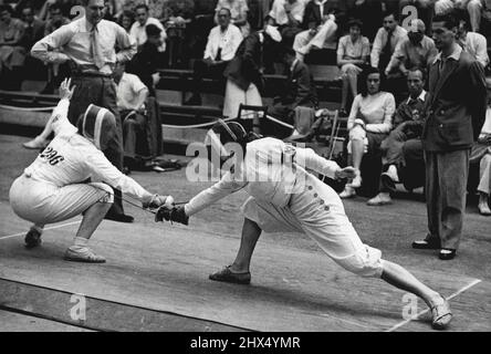 Olympische Spiele 1948 - Fechten - Miss M. A. Glen Haig von GT. Britain (296) in ihrem Kampf während der Women's Foils mit Miss F. Filz aus Österreich (rechts), die sie besiegte. 02. August 1948. Stockfoto