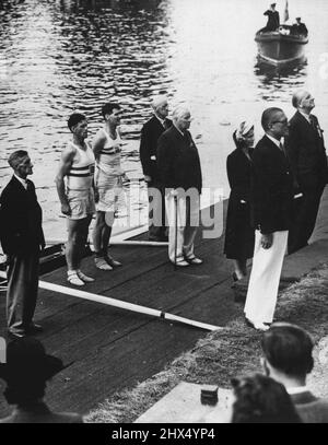 Olympische Spiele Ruderfinale in Henley: J. H. T. Wilson (str.) und W. G. R. M. Lauris (Bug) aus Großbritannien, die während der Siegerehrung auf der Landestelle standen, nachdem sie das Finale der Paare ohne Cox in Henley gewonnen hatten. An zweiter Stelle stand die Schweiz und an dritter Stelle Italien. 09. August 1948. (Foto von Reuterphoto). Stockfoto