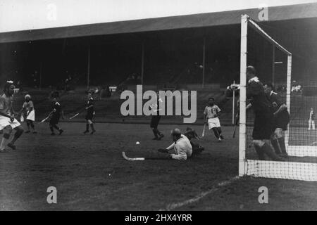 Olympische Spiele 1948 - Hockey-Finale - Indien schlug GT. Großbritannien von 4 Toren auf 0 im olympischen Hockey-Finale im Empire Stadium, Wembley, heute und hier D.L.S. Brodie (Gt. Großbritannien), Torhüter, macht einen aussichtslosen außer Indien erzielte in der nächsten Sekunde ihren 3.-Tor. 12. August 1948. Stockfoto