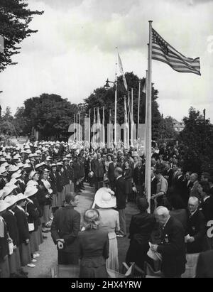 US-Flagge wird in Uxbridge angehoben: Da die amerikanische Flagge von einem Kilted-Begleiter gesichert wird, nachdem sie von Mrs. Lewis Douglas, Ehefrau des amerikanischen Botschafters (dritte Frau von links, zurück zur Kamera, im Vordergrund), Boery Brundage (stehend, Mitte) Präsidentin der American Athletic Association, Spricht heute Morgen, dem 22. Juli, im Lager von Uxbridge (Middlesex) an Mitglieder des amerikanischen Olympischen Teams. Der Mann, der ganz links (vorne, zurück zur Kamera) steht, ist der rechte ehrenwerte Lord Burghley, Vorsitzender des Organisationskomitees für die Olympischen Spiele. Hinter ihm, ein wenig rechts, ist Miss Stockfoto