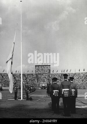 Abschluss der Spiele der XIV. Olympiade : die Olympische Flamme wird gelöscht (Hintergrund Mitte), da Mitglieder der Schotten-Wachen die Olympische Flagge während des Schließens der Spiele der XIV. Olympiade im Wembley Stadium London am Abend des 14. August senken. Auf dem Notice-Board (Hintergrund) steht die Botschaft „der Geist der Olympischen Spiele, der hier eine Weile verweilt hat, setzt sich noch einmal durch. Möge es in der ganzen Welt sicher gedeihen, in der Haltung all derer, die ihren edlen Impuls bei diesem großen Sportfest gespürt haben.“ Die Flagge der Olympiade bleibt in der sicheren Aufbewahrung des Oberbürgermeisters von London, unti Stockfoto