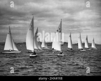 Großbritanniens erster Erfolg bei Olympic Yachting: Swallow Class Yachts jokeying zu Beginn ihres Rennens in Torbay am 4. August, als Großbritannien ihren ersten Sieg bei Olympic Games Yachting verbuchte. Yacht K.7, die „Swift“, segelte von S.H. Morris gewann das Event in 1 Stunden, 56 Minuten, 54 Sekunden. Der kanadische Eintrag "Scaup" (K.C.1), der von J. Robertson gesegelt wurde, war zweiter, mit Schwedens "Chance" (S.2) Dritter, andere Schiffe, die nicht identifizierbar sind, H. 4 (Hollands "St. Margriet“), L.1 (Italiens „Enotria“). K.10 (Eires 'die Wolke'), Bl.9 (Brasiliens 'Andorinha'), S. 12 (Portugals 'Symphonie') und U.I (USA''Mar Stockfoto