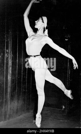 Die verletzte Margot tanzt wieder -- die lissom Margot praktiziert heute in London. Margot Fonteyn, die „Sadlers Wells prima Ballerina“, die nach einem Sturz auf der Bühne seit zwei Monaten ihren Fuß in Gips hat, bereitet sich nun auf ihre Rückkehr zum Ballett am 25. Februar in Covent Garden vor. 11. Februar 1949. (Foto von Fox Photos) Stockfoto