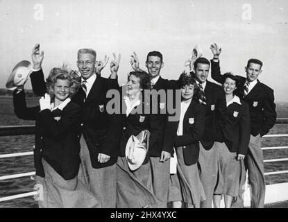 US-Athleten kommen an: Mitglieder der olympischen Schwimm- und Ruderteams der Vereinigten Staaten winken bei ihrer Ankunft in Southampton auf dem Südamerikaanland „Hallo“ nach England. 23. Juli 1948. (Foto nach Spiegelfunktionen) Stockfoto