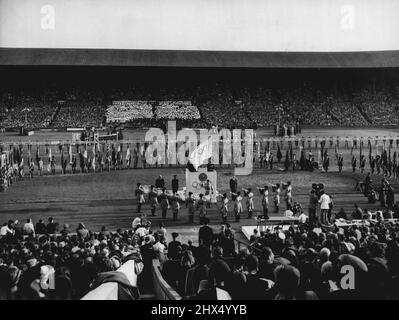 Abschluss des Spiels der XIV. Olympiade : Eine allgemeine Ansicht des Abschlusses der Spiele der XIV. Olympiade im Wembley Stadium, London, Aug. 14. Im Vordergrundzustand klingen Trompeter eine Fanfare. Auf der Tribüne der Ehre ist Sir Frederick Wells, Oberbürgermeister von London, zu sehen. (Von Flag verdeckt ist J. Sigfrid Edstrom, Präsident des Internationalen Olympischen Komitees). Rechts von der Tribüne steht Lord Burghley, Vorsitzender des Organisationskomitees. Hinter der Tribüne werden die Flaggen der konkurrierenden Nationen vorgeführt. 14. August 1948. (Foto von Olympic Photo Association). Stockfoto