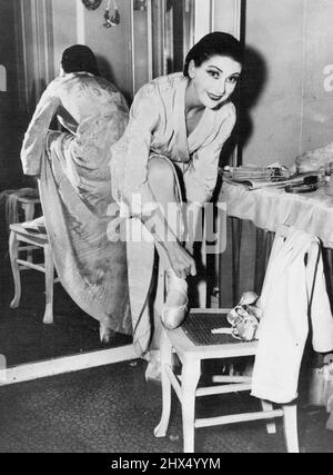 Prima Ballerina Margot Fonteyn in ihrer Garderobe am Metropolitan Opera House in New York während der Tournee der Sadler's Wells Ballet Company durch die Vereinigten Staaten. 11. Oktober 1949. Stockfoto