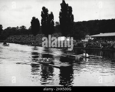 Großbritannien gewinnt Pairs without Cox Event - Rudern in Henley-on-Thames : Großbritannien (links) gewinnt das Pairs without Cox Event aus der Schweiz (Mitte) und Italien in Henley, die britischen Paare sind J.H.T. Wilson (Str) und W. G. R. H. Laurie (Bow). 15. September 1948. Stockfoto