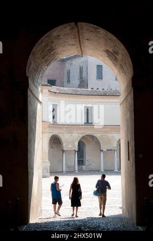 Nebenstraßen Norditalien - Drive 7, Nebenstraßen Norditalien, Italien, Lombardei, Mantova, gewölbter Eingang zum Castello San Giorgio Stockfoto