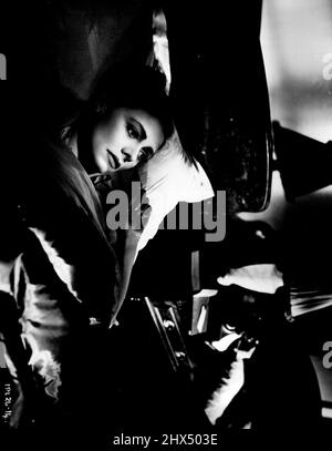 'Diese Woche war Elend, ich ging durch sie in einer Art Trance - wie seltsam von euch nicht zu bemerken, dass ihr mit einem Fremden im Haus gelebt habt.' Laura Jesson (Celia Johnson) liegt wach und denkt an die Täuschung, die sie ihrem ahnungslosen Ehemann aufzwingt. Noel Coward's 'Brief Encounter', Eine Noel Coward-Cineguild-Produktion unter der Regie von David Lean, verantwortlich für die Produktion Anthony Havelock Allan und Ronald Neame. 01. Januar 1946. Stockfoto