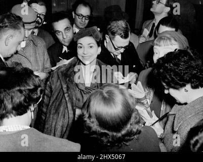 Margot Fonteyn verlobt -- Margot Fonteyn, die Prima Ballerina, fotografiert, als sie heute Morgen von Wohlhabern und Reportern belagert wurde, als sie Covent Garden verließ, nachdem er angekündigt hatte, sich mit Senor Roberto Aris, dem wohlhabenden Sohn eines ehemaligen Präsidenten von Panama, zu engagieren. 04. Februar 1955. Stockfoto