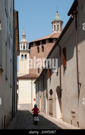 Hinterstraßen Norditalien - Drive 7, Fotografen, Italien, Lombardei, Sabbionetta, Schmale Straße, die zur Kirche der gekrönten Madonna führt Stockfoto