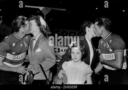 Die Australier gewinnen das Wembley Six-Day Cycle Race – wir gratulieren den Gewinnern herzlich. Links sind Arnold und seine Frau Margaret (aus Sydney) und rechts Strom und seine Frau June mit ihrer Tochter Sandra (die in London lebt). Die australischen Fahrer Alfred Strom und Reginald Arnold gewannen gestern Abend, 24. Mai, das sechstägige Radrennen in Wembley (London) in einem mitreißenden Ziel vor 10.000 begeisterten Fans. Sie haben die Italiener Severino Rigoni und Ferdinando Terruzzi in Punkto vernagt. 25.Mai 1952. (Foto von Associated Press Photo). Stockfoto