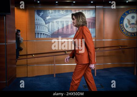 Washington, USA. 09. März 2022. Die Sprecherin des Hauses, Nancy Pelosi (D-CA), verlässt ihre wöchentliche Pressekonferenz am Mittwoch, den 9. März, im US-Kapitol in Washington, DC, 2022. Da der Senat heute nicht mehr tagt und die Demokraten im Repräsentantenhaus heute Nachmittag nach Philadelphia reisen, um ihren jährlichen Rückzug anzutreten, kämpft der Kongress darum, eine staatliche Finanzierungsmaßnahme mit Milliarden zusätzlicher Dollar für die Ukraine und die COVID-Unterstützung zu verabschieden, bevor die Regierung am Freitag stillsteht. (Graeme Sloan/Sipa USA) Quelle: SIPA USA/Alamy Live News Stockfoto