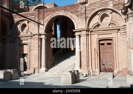 Hinterstraßen Norditalien - Drive 1, Hinterstraßen Norditalien, Italien, Piemont, Turin, Rivoli Castle, Eingang zum Treppenhaus Stockfoto