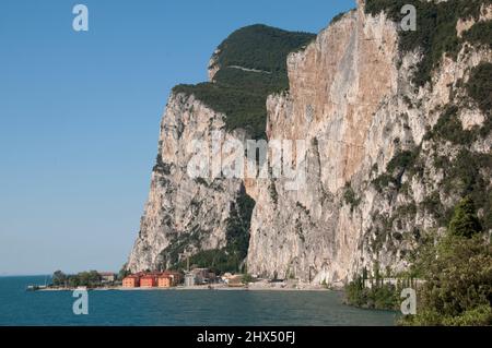 Nebenstraßen Norditalien - Drive 6, Nebenstraßen Norditalien, Italien, Lombardei, Gardasee, steile Klippen fallen beim Campione del Garda in den See Stockfoto