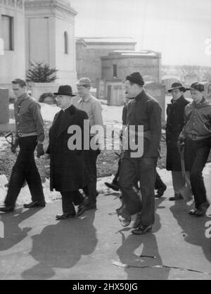 Seminary Students become Grave Diggers -- Francis Cardinal Spellman aus New York (Centre, Foreground) spaziert mit einer Gruppe von Seminars-Studenten auf dem Friedhof von Calvary in Queens, L.I., N.Y., im März 3, wo Grabstreiber seit sieben Wochen streiken. Die Studenten gehören zu einer Gruppe von hundert Personen, die mit dem Kardinal auf den Friedhof gingen, um Gräber zu graben und die Auswirkungen des Streiks zu überwinden. Die Seminare stammen alle aus dem St. Joseph's Seminary, Dunwoodie, Yonkers, N.Y., 03. März 1949. (Foto von Associated Press Photo). Stockfoto