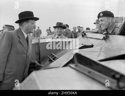 Rommel General sieht britische Panzer -- General Speidel, ehemaliger Stabschef von Marschall Rommel, hält an, um mit dem Fahrer eines Centurion 3 Panzers (L/CPL Alan Weller, von Burgess Hill, Sussex) während seines Besuchs im R.A.C. zu sprechen Range in Lulworth heute als Mitglied der westdeutschen Delegation des Ausschusses der Europäischen Verteidigungsgemeinschaft, die jetzt die Briten besucht, um britische Militärausrüstung und Flugzeuge zu sehen. Es gab eine Reihe im Unterhaus über den Besuch dieses ehemaligen feindlichen Generals. 01.Mai 1953. Stockfoto