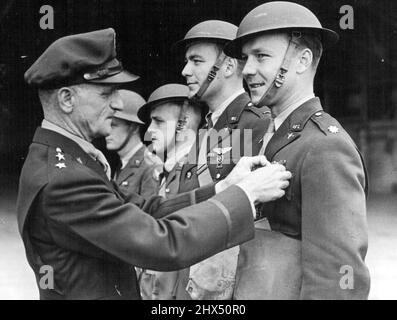 U.S.A. Airman Heros dekoriert -- Major Charles Kegelman, dekoriert von Maj. Gen. Spaatz, R bis L 2. LT. Pandall M. Dorton, Sgt. Robert Colay, Sgt. Bennie Cunningham. Die Auszeichnungen an die amerikanischen Flieger, die kürzlich an dem großen Überfall auf das besetzte Holland teilgenommen haben, wurden heute verliehen. 6. Oktober 1942. (Foto: Fotos der Londoner Nachrichtenagentur). Stockfoto