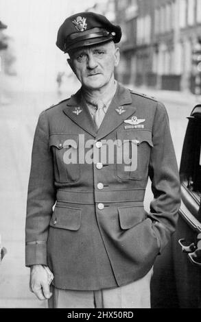 Neuer US-Luftwaffenchef in London -- Generalmajor Carl Spaatz, fotografiert in London. Generalmajor Carl Spaatz, D.F.C., D.S.C., der zum Kommando der US-Luftwaffe im europäischen Operationssaal ernannt wurde, ist in London. Er war im letzten Krieg und leitete die größte US-Flugschule in Frankreich. Er ist 51 Jahre alt. 8. Juli 1942. Stockfoto