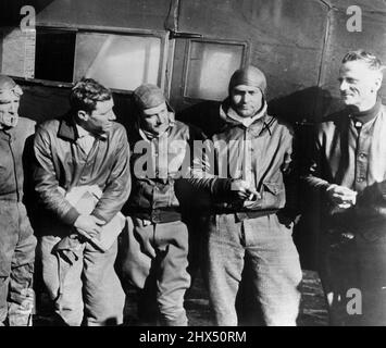 Nach 150 Stunden Dauerflug -- von links nach rechts: Sergej. Roy Hooe, der Held des anhaltenden Fluges, LT. Elwood Quesada, LT. Harry Helverson, Capt. Ira Eakeb und Maj. Carl Spaatz, Kommandant, Mitglieder der Besatzung des Armeeflugzeugs hatten ein „Fragezeichen“, als sie nach ihrem 150-stündigen und 40-minütigen anhaltenden Flug im Flugzeug erschienen. 1. November 1929. (Foto von International Newsreel Photo). Stockfoto