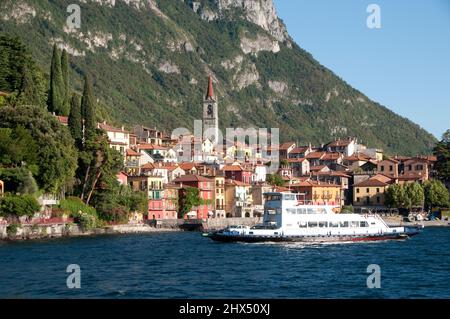 Rückstraßen Norditalien - Drive 4, Rückstraßen Norditalien, Italien, Lombardei, Comer See, Varenna mit Fähre vorbei Stockfoto