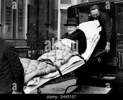 Churchill wurde auf einer Bahre in seine Londoner Wohnung gebracht, nachdem er aus einem Pflegeheim im West End, wo er an Paratyphus litt, entfernt worden war. 10. Oktober 1932. Stockfoto