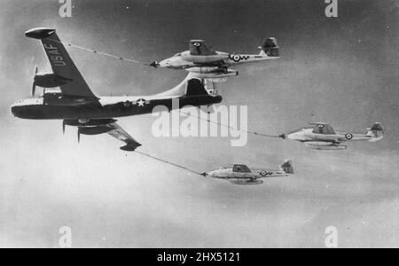 Flying Mother bietet dreifache Fütterung -- Eine US-Luftwaffe B-29/betankte drei britische 1-Zinken in dieser Demonstration des mehrfachen Betankungsprozesses im Jahr 1951, der bis jetzt unter einer Decke der Geheimhaltung gehalten wurde. Kraftstoffleitungen, die individuell gesteuert werden können, reichen von Flügelspitzen und Rumpf der B-29 bis in die Nasen britischer Jets. Flight Betanking Ltd., der britische Konzern, der die dreifache Fütterungsausrüstung entwickelt hat, sagt, dass der Prozess die Anzahl der Flugzeuge, die für die Luftpatrouille benötigt werden, um die Hälfte reduzieren wird. 13.Mai 1953. (Foto von AP Wirephoto). Stockfoto