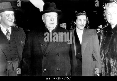 Familie Churchill in Capital - bei der Ankunft in Union Station hier heute Herr und Frau Winston Churchill, begleitet von Tochter Sarah Oliver (dritte von links wurden vom Reporter-Sohn Randolph (links) begrüßt. Der britische Kriegsminister wird morgen in den Sonderzug von Präsident Truman für Fulton, Mo., gehen, um am Dienstag eine Rede zur Außenpolitik zu halten. 03. März 1946. (Foto von AP Wirephoto). Stockfoto