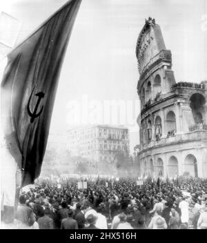 Italiener demonstrieren gegen Roatta - die Römer massierten über das alte Kolosseum in Einer Demonstration gegen LT. General Mario Roatta, dessen Prozess als Kriegsverbrecher unterbrochen wurde, als er aus einem Militärkrankenhaus entkommen war. Später marschierte die Menge zum Quirinale, dem königlichen Palast Roms, wo bei einem Zusammenstoß mit den berittenen Carabinieri ein Mann getötet und mehrere verletzt wurden. Links ist ein kommunistisches Banner mit Hammer und Sichel. 13. März 1945. (Foto von AP Wirephoto). Stockfoto