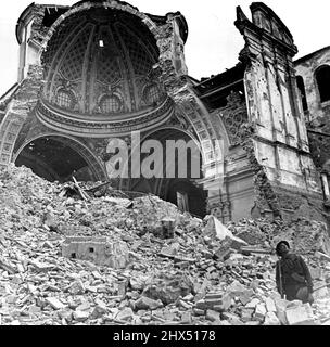 All das bleibt von einer der schönsten Kirchen von Ortona - der Kirche von San Tomas. Die Kanadier beendeten ihre grimmige Aufgabe von 5 Tagen Straßenkämpfen in dieser Küstenstadt, während der sie Straße für Straße die Straßen von Scharfschützen und Maschinengewehrschützen räumten. D des i-Dienstes. 24. Februar 1944. Stockfoto
