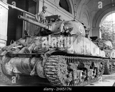 Dieser Sherman-Panzer einer neuseeländischen Panzerdivision mit der 8. Armee in Italien spielte eine wichtige Rolle bei der Eroberung einer italienischen Stadt.Kanadier, Neuseeländer und Griechen kombinierten sich bei dem Angriff. 13. November 1944. (Foto von Canadian W.I.B). Stockfoto