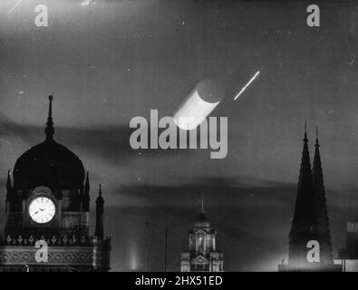 Phänomen in Melbourne Sky Letzte Nacht -- Dies ist keine surrealistische Version von 'Melbourne by Pale Moonlight'. Es ist das, was auf dem Film einer 40-Zoll-Objektivkamera erschien, die der Stabfotograf Lloyd Brown gestern Abend auf dem Halbmond und der Venus trainiert hat, als sie am westlichen Himmel untergingen. Die Lichtspuren zeigen die Bewegung der Planeten während der dreiminütigen Exposition. Im Vordergrund (von links) befinden sich der Turm des Staatstheaters, der Bahnhof und die Domspitzen. Nur der Stundenzeiger und das Ende des Minutenzeiger sind auf der Uhr 8603 zu sehen. Das relativ schwache Licht dahinter Stockfoto