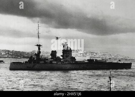 Britische Kriegsschiffe im Tejo -- Unser Foto, das vor kurzem aufgenommen wurde, zeigt H.M.S. Nelson, Flaggschiff von Admiral Sir Roger Backhouse, Oberbefehlshaber der Heimatflotte, im Tejo, Lissabon, Portugal. Die Nelson, begleitet von anderen britischen Kriegsschiffen, besuchte vier Tage lang, und dies ist die größte Anzahl von britischen Kriegsschiffen, die Lissabon seit 1931 besuchen sollten. Portugiesische Wasserflugzeuge begrüßten die Schiffe als ***** Der Tagus. 21. März 1938. Stockfoto