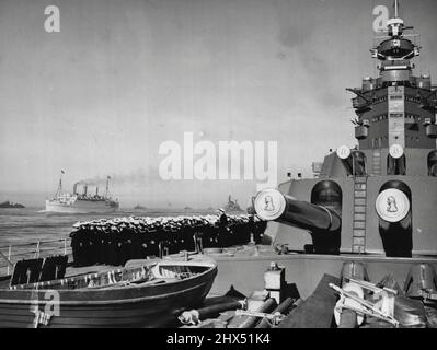 Gerahmt in den rechten Gewehren von H.M.S. Nelson, die „Kaiserin Australiens“, segelt von Portsmouth nach Kanada mit dem König von Oman an Bord. 21.Mai 1939. Stockfoto