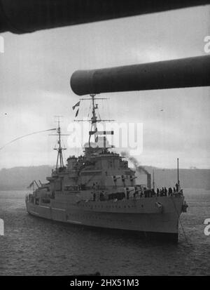 'Newcastle' Heim zu Weihnachten -- H.M.S. Newcastle gesehen unter Waffen von H.M.S. Anson bei der heutigen Ankunft des Kreuzers in Devonport. Der Kreuzer Newcastle (9.100 Tonnen) kommandiert von Captain A.F. Campbell, O.B.E., R.N., lieh heute Dienstag bei ihrer Ankunft aus Malta an der Seite des Schlachtschiffes Anson in Devonport (Plymouth) Dockyard. Sie ist in ihren Heimathafen zurückgekehrt - rechtzeitig zu Weihnachten, nachdem sie zwei Jahre lang im Mittelmeer gearbeitet hat. 13. Dezember 1949. (Foto von Reuterphoto). Stockfoto