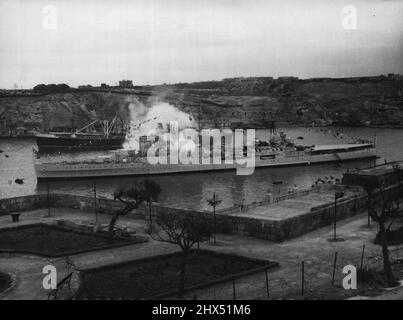 Malta feiert Washingtoner Jubiläum -- Hms Newcastle, Flaggschiff des Rückadmirals earl mountbatten aus Burma, feuert Einen 21-Kanonen-Gruß zu Ehren des Geburtstages von George Washington, dem ersten Präsidenten der Vereinigten Staaten, am 22. Februar im Malta Grand Harbour. Der Kreuzer ist insgesamt gekleidet und fliegt die Sterne und Streifen vom Mast-Kopf. Alle Schiffe der Vereinigten Staaten und der Vereinigten Staaten auf Malta wurden zu Ehren des Anlasses gekleidet und mit einem Gruß begrüßt. 26. Februar 1949. (Foto von Associated Press Photo). Stockfoto