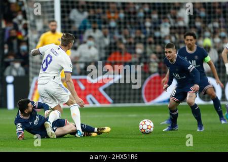 Toni Kroos von Real Madrid und Lionel Messi von PSG in Aktion während der UEFA Champions League, Runde der 16., 2.-Bein-Fußballspiel zwischen Real Madrid und Paris Saint-Germain am 9. März 2022 im Santiago Bernabeu Stadion in Madrid, Spanien - Foto: Oscar Barroso/DPPI/LiveMedia Stockfoto