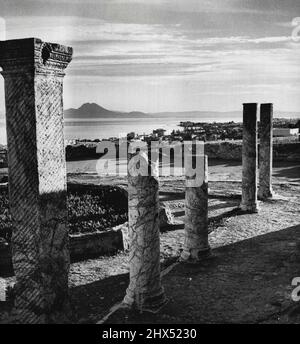 Tunis (der erste von neun) -- 'Karthago muss zerstört werden!' Das war der Schlachtruf der alten Römer, als die Phönizier noch die Kontrolle hatten. Heute ist diese berühmte und große Stadt in der Tat zerstört, und nur noch ein paar zerbröckelnde römische Säulen bleiben, um ihren Standort zu markieren. Die Schlüsselstadt des Territoriums ist heute Tunis. 29. Februar 1952. (Foto von United Press). Stockfoto