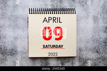 April 9. 9. Tag des Monats, Kalenderdatum. Ständer für Desktop-Kalender auf beigefarbenem Holzhintergrund. Stockfoto