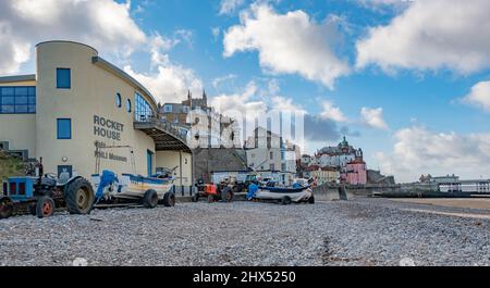 Fischerboote vor dem RNLI Henry Blogg Museum und Rocket House Café im Küstenort Cromer an der North Norfolk Coast Stockfoto