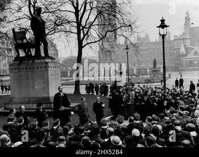 Tribut an Abraham Lincoln Eine allgemeine Ansicht des laufenden Dienstes, der vom Minister Dr. W. E. Sangster um die Lincoln-Statue in Westminster durchgeführt wurde. Der Geburtstag von Abraham Lincoln wurde am 14 1943. Februar in London in der West Minster Central Hall als besonderer Gottesdienst gefeiert. Nach dem Gottesdienst marschierten der Chor und die Gemeinde zu Lincolns Statue, angeführt vom Minister Dr. W.E. Sangster. Nachdem man einen Kranz auf die Statue gelegt hatte, wurde eine Hymne gesungen und dann, von den Stufen der Statue aus, Lincoln's Gettysburg Rede deklamiert. 14. Februar 1943. (Foto von Associated Press Photo). Stockfoto