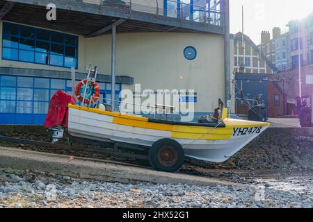 Fischerboote vor dem RNLI Henry Blogg Museum und Rocket House Café im Küstenort Cromer an der North Norfolk Coast Stockfoto